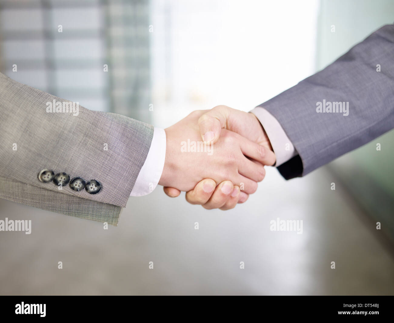 Gli imprenditori si stringono la mano. Foto Stock