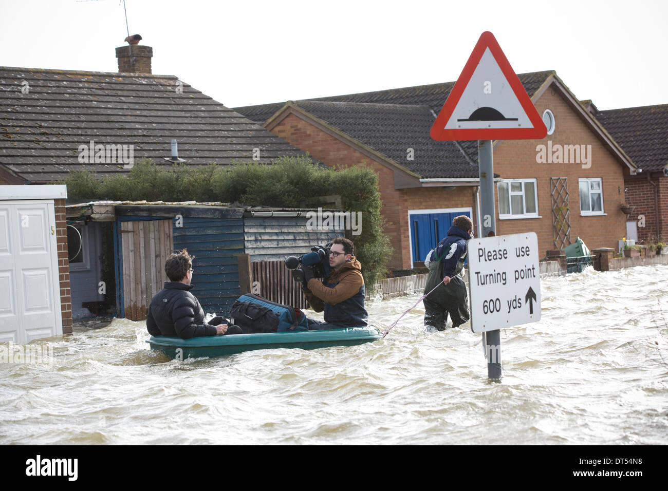 Shepperton, Greater London, Regno Unito. Il 9 febbraio, 2014. BBC per filmare la copertura di notizie dell'inverno inondazioni nelle strade di Shepperton, situato nel quartiere di Spelthorne, Greater London.La tempesta meteo ha causato ampie inondazioni attraverso il sud e ovest del Regno Unito. Credito: Jeff Gilbert/Alamy Live News Foto Stock