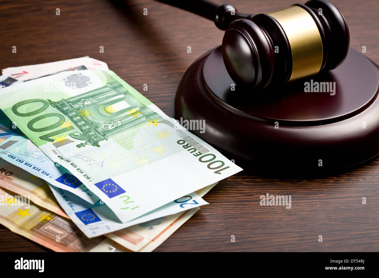 Giudice martello con le fatture in euro su sfondo di legno Foto Stock