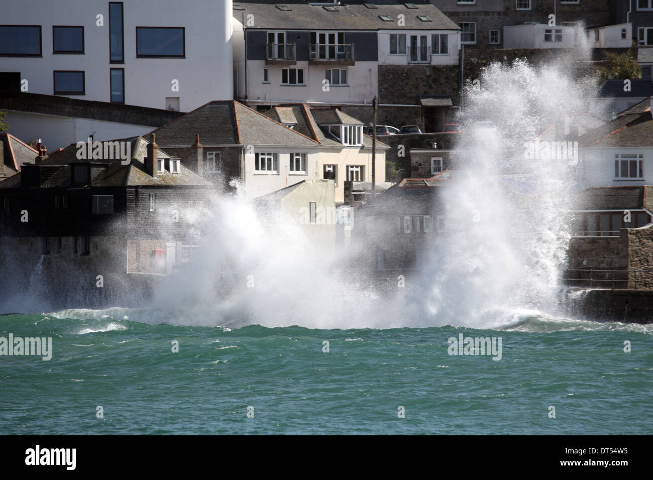 Tempesta le onde percosse il fronte mare a St Ives Foto Stock