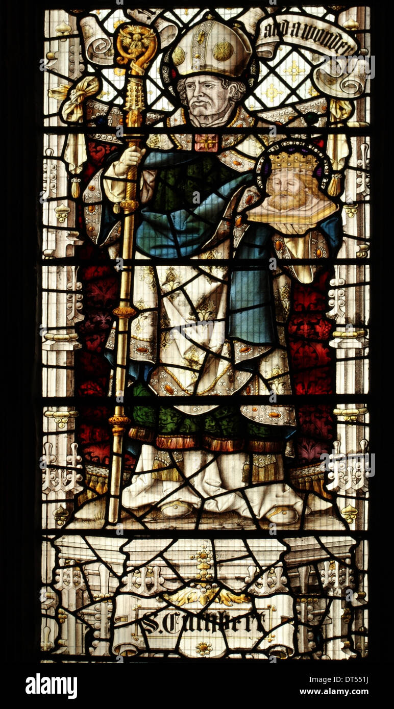 Vetrate raffiguranti San Cuthbert che regge la testa di San Oswald, , di Percy Bacon & Brothers, Chiesa di Santa Maria Maddalena, Newark sulla Chiesa di Trento Foto Stock