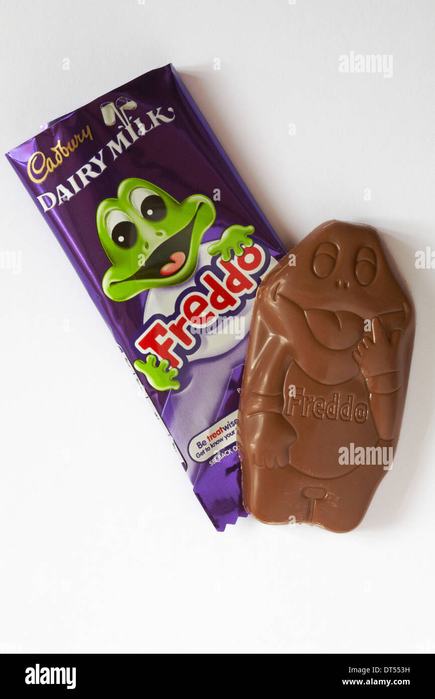 Cadbury latte freddo barretta di cioccolato fuori di involucro isolato su sfondo bianco Foto Stock