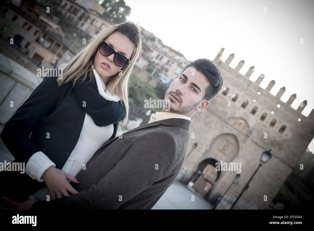 Coppia giovane in amore in strada Foto Stock