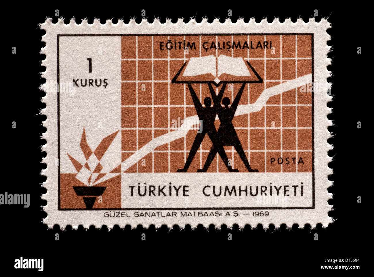 Francobollo dalla Turchia raffigurante un uomo e una donna tenendo un open, rilasciati per promuovere i progressi educativi. Foto Stock