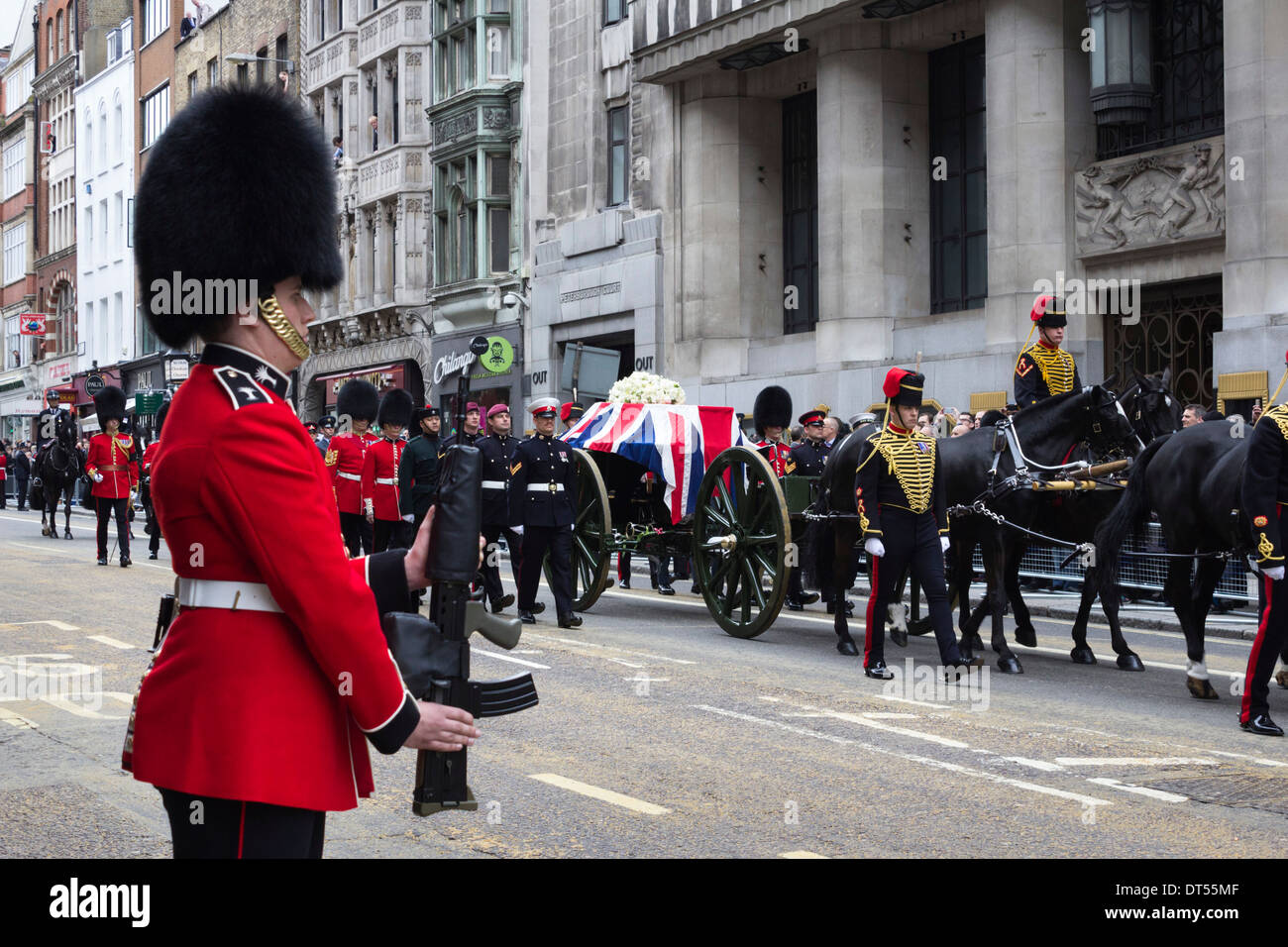 Margaret Thatcher's funerali di Stato procedendo lungo Fleet Street, Londra, Inghilterra, Regno Unito Foto Stock