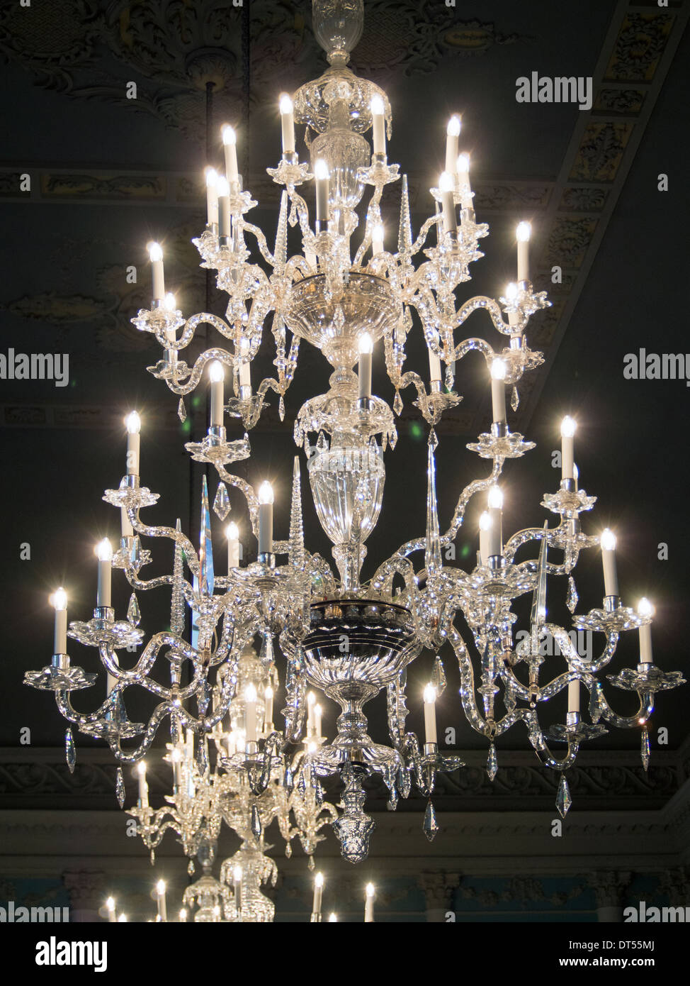 Appendere lampadari scintillanti nella sala da ballo presso il gruppo di  camere in vasca da bagno Foto stock - Alamy