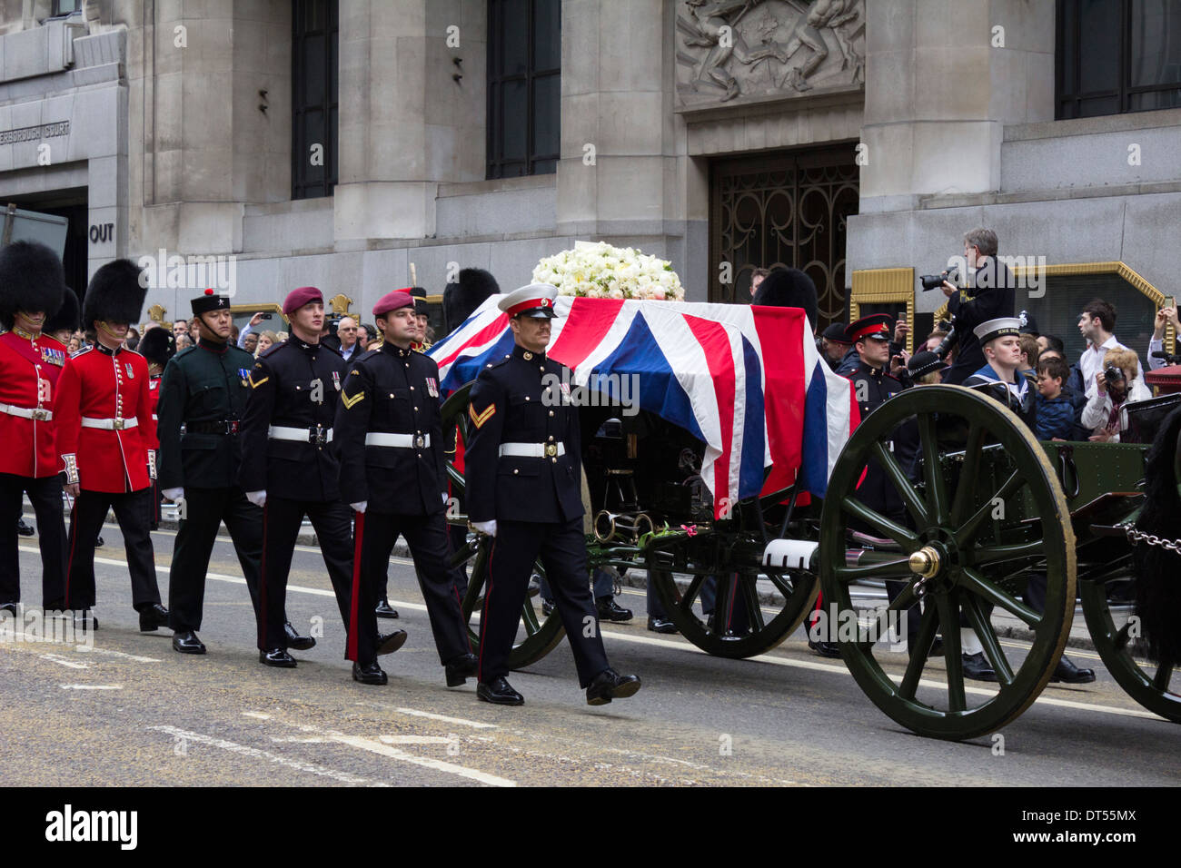 Margaret Thatcher's funerali di Stato procedendo lungo Fleet Street, Londra, Inghilterra, Regno Unito Foto Stock