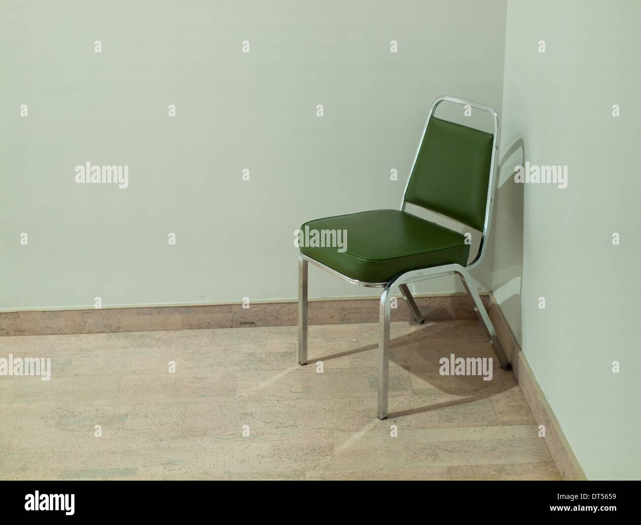 Un banchetto di base sedia in un angolo di base in illuminazione di base. In modo ironico. Così hipster. In modo artistico! Foto Stock