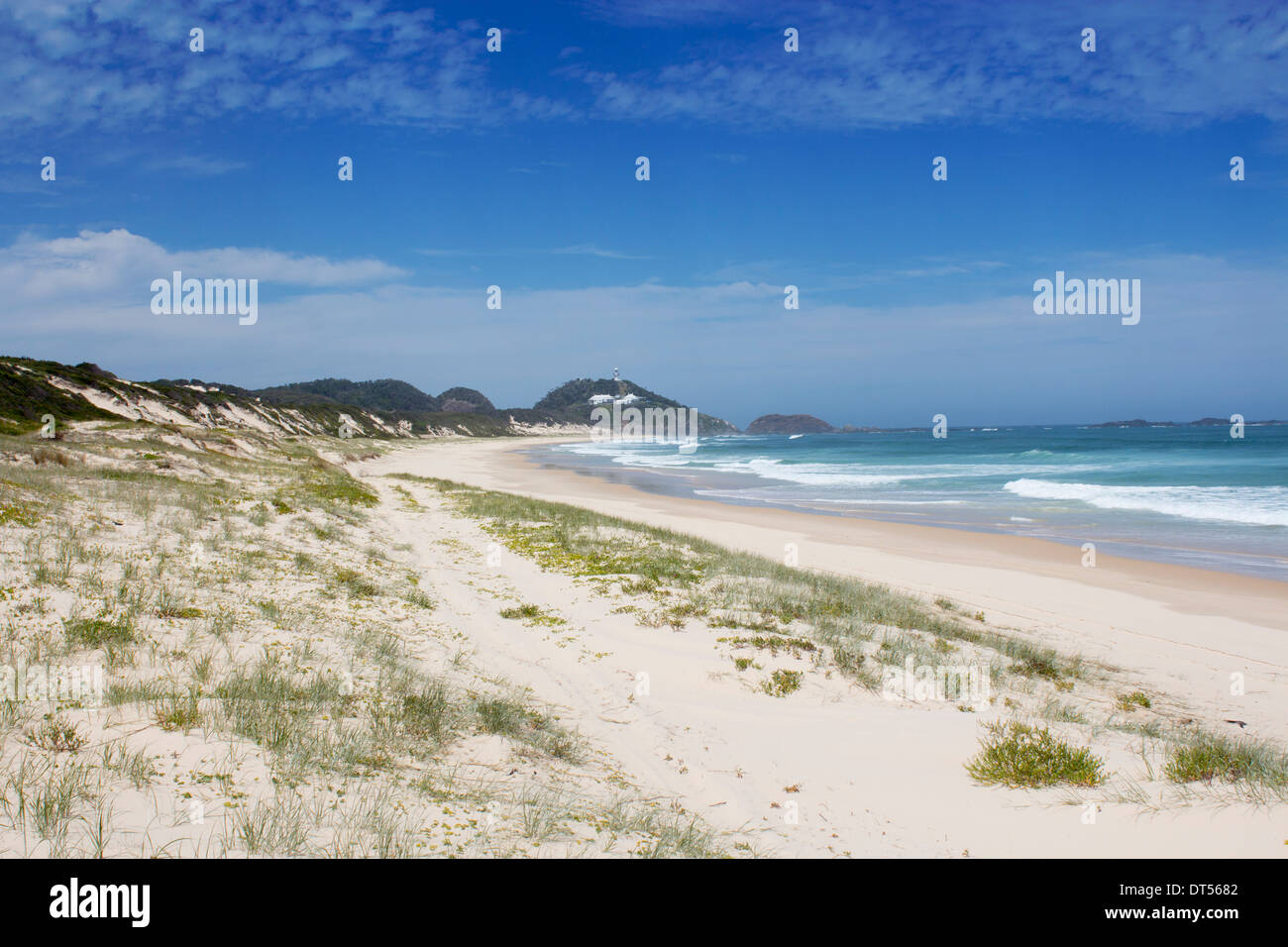 Dalla spiaggia del Faro con il faro in distanza e le dune di sabbia in primo piano Seal Rocks New South Wales NSW Australia Foto Stock