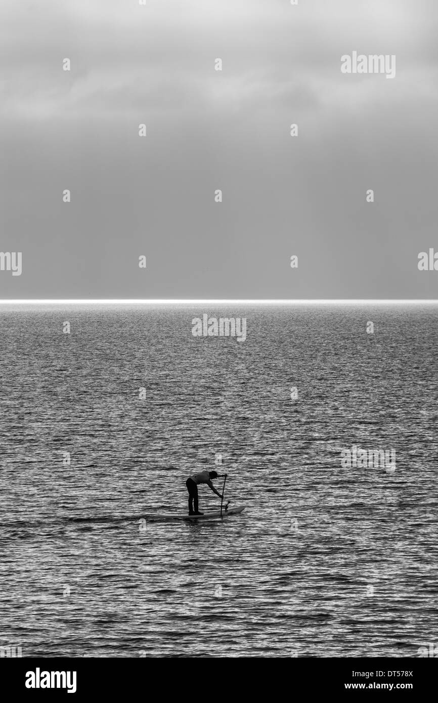 Un lone paddle-boarder sull'oceano Foto Stock