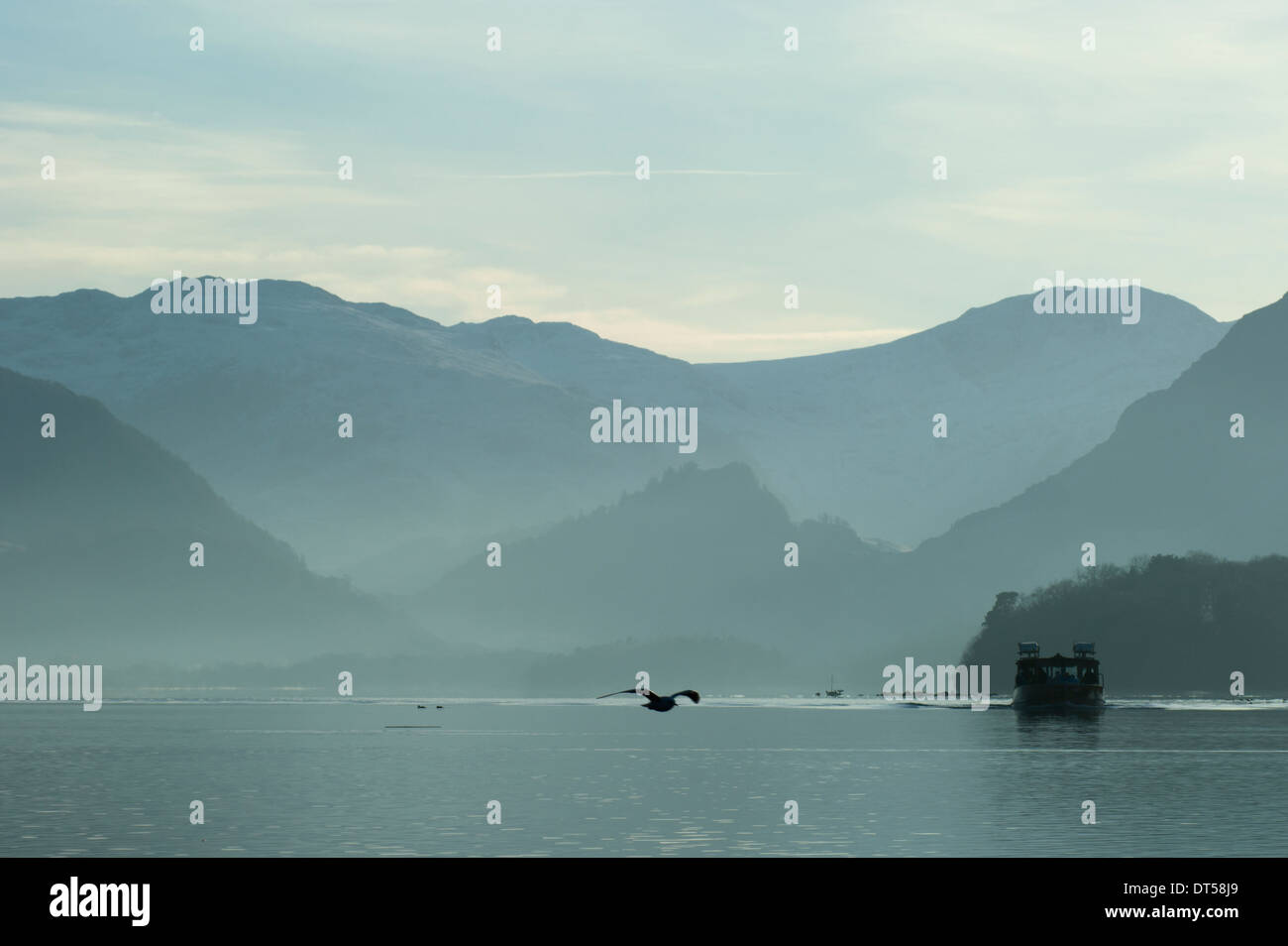 Uno dei passeggeri del lancio su Derwent Water, Keswick, Lake District con Borrowdale come sfondo Foto Stock