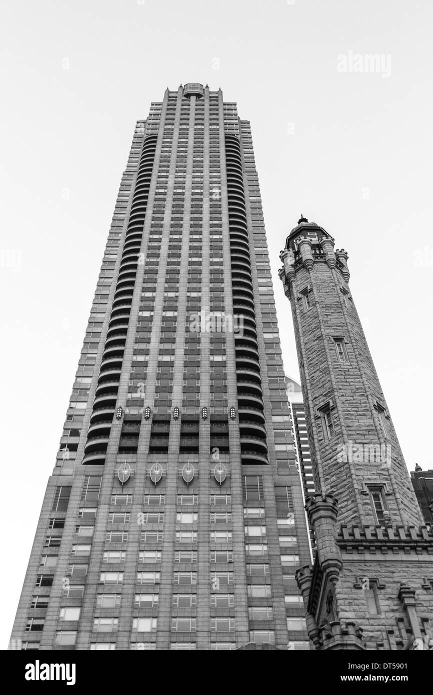 Il Park Tower e il Chicago Water Tower, Chicago, Illinois Foto Stock