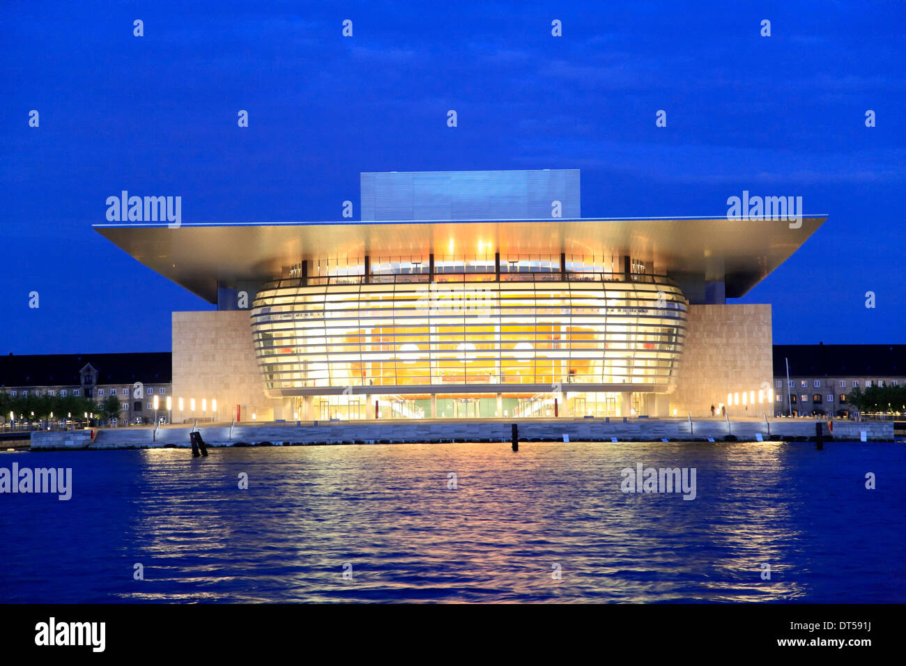Opera House di notte, Copenhagen, Danimarca, in Scandinavia, Europa Foto Stock