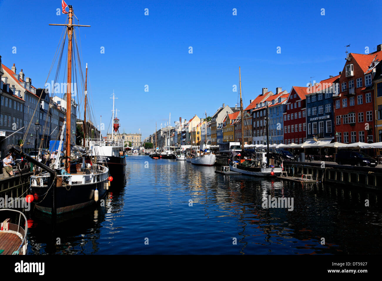 Nyhavn waterfront district, Copenhagen, Danimarca, in Scandinavia, Europa Foto Stock