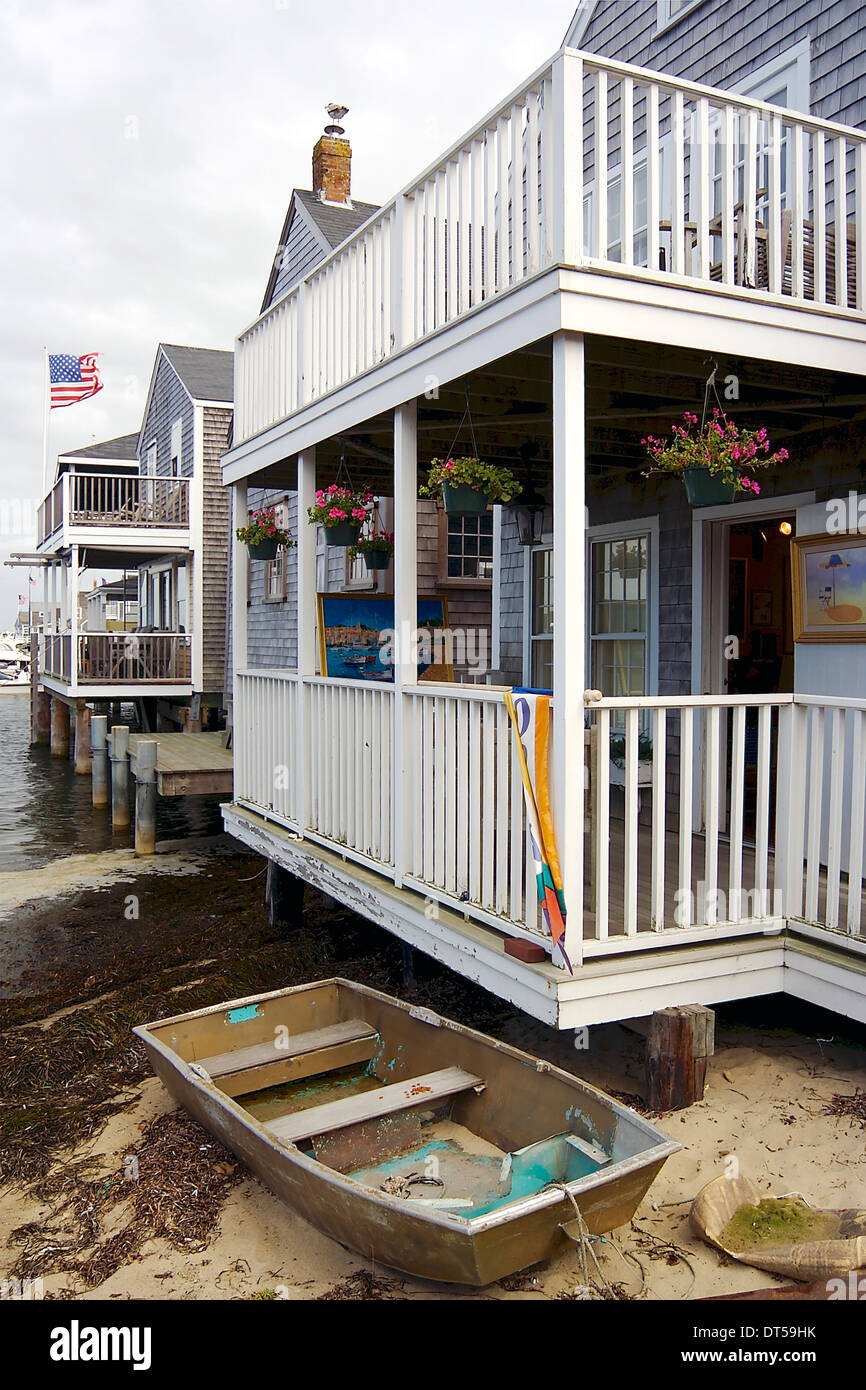 Una vecchia imbarcazione e case sulla riva, Nantucket, Massachusetts Foto Stock