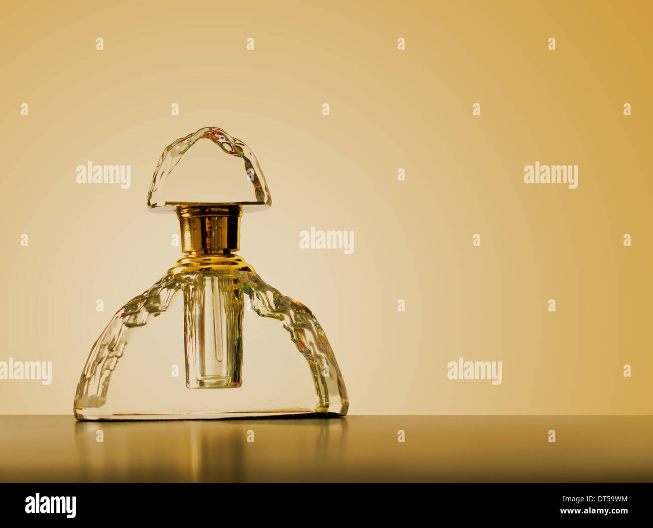 Golden romantica bottiglia di profumo Foto Stock