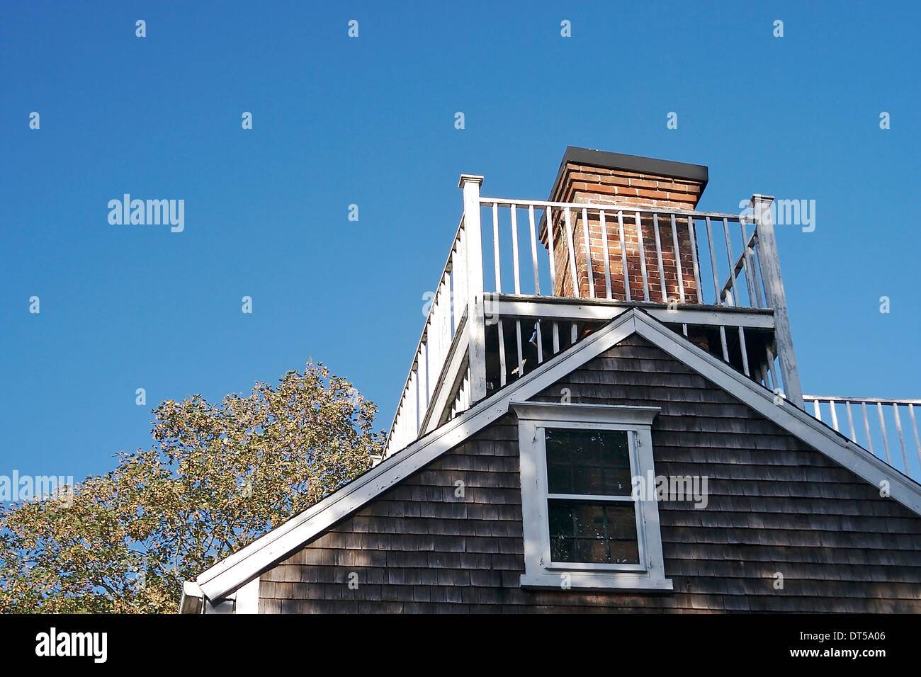 Guardando verso una vedova a piedi su una vecchia casa di Nantucket, Massachusetts, Foto Stock