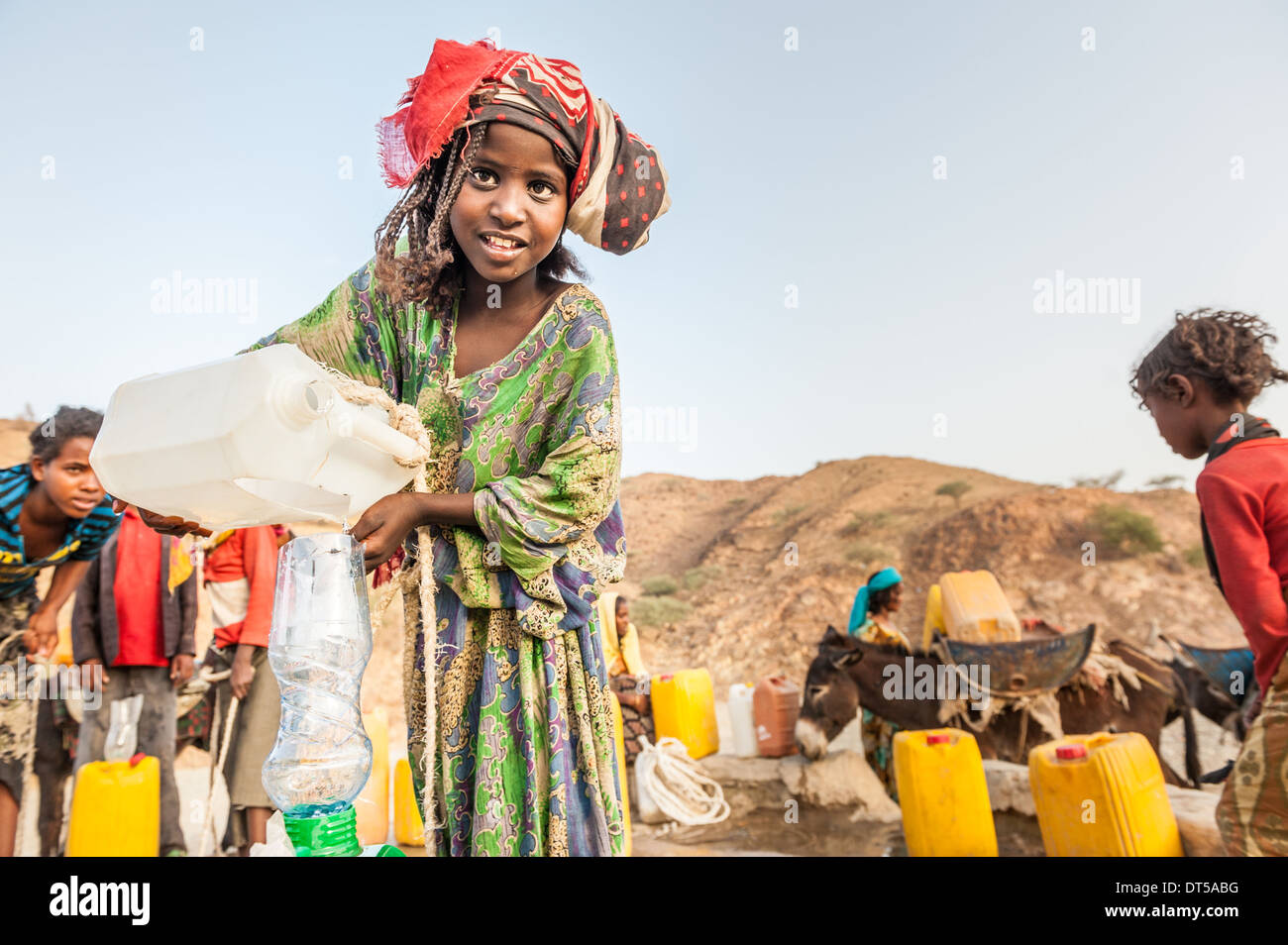 Bambini raccolta di acqua da un pozzo, Berhale, Etiopia, Africa Foto Stock
