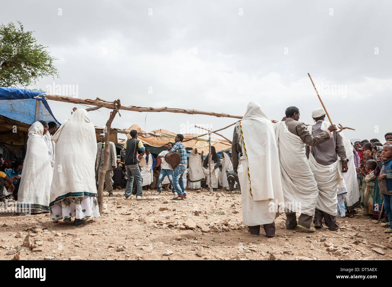 La gente ballare durante una festa di nozze, Gheralta, Tigray, Etiopia, Africa Foto Stock