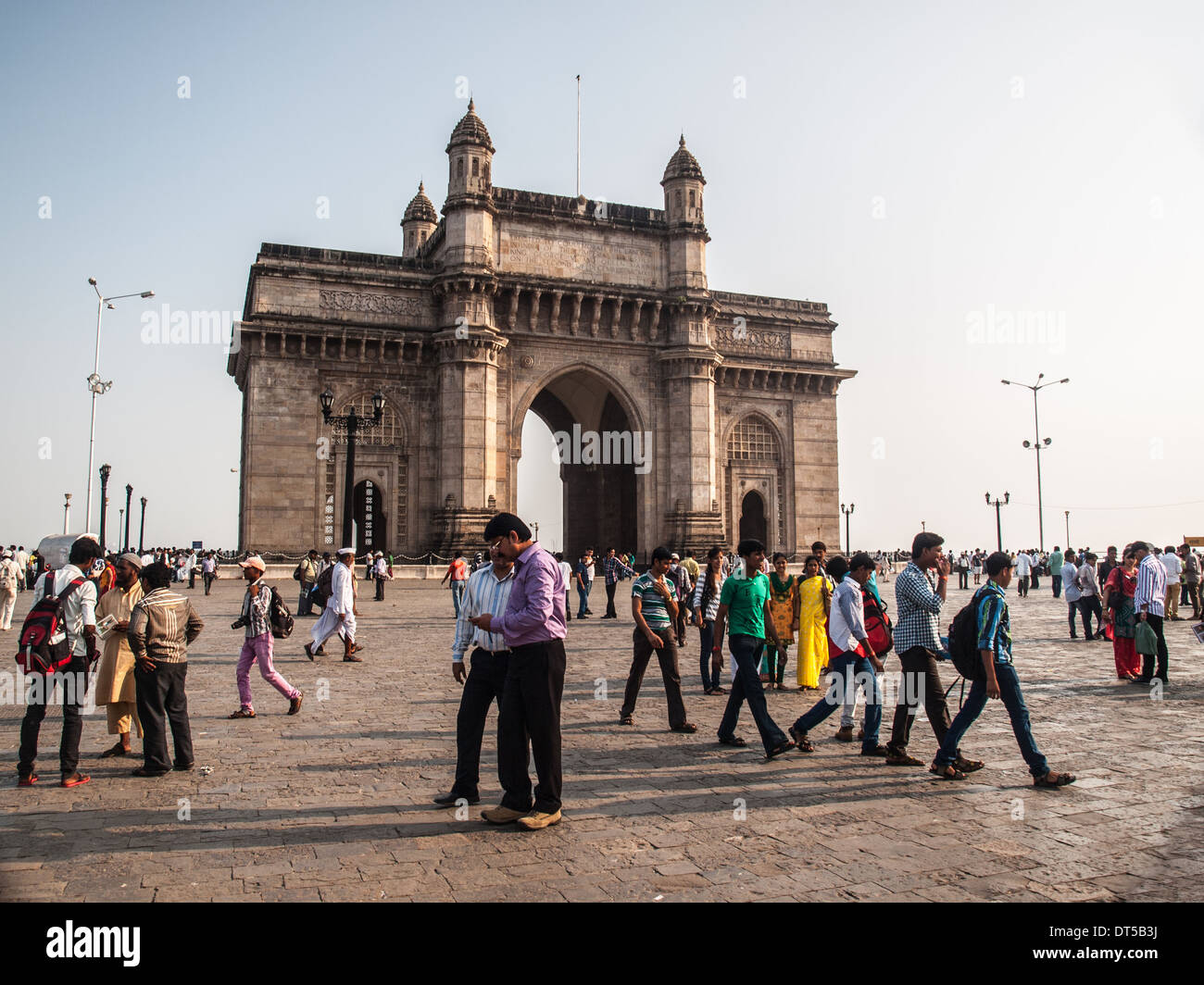 Indian turisti mediante il Gateway of India Foto Stock