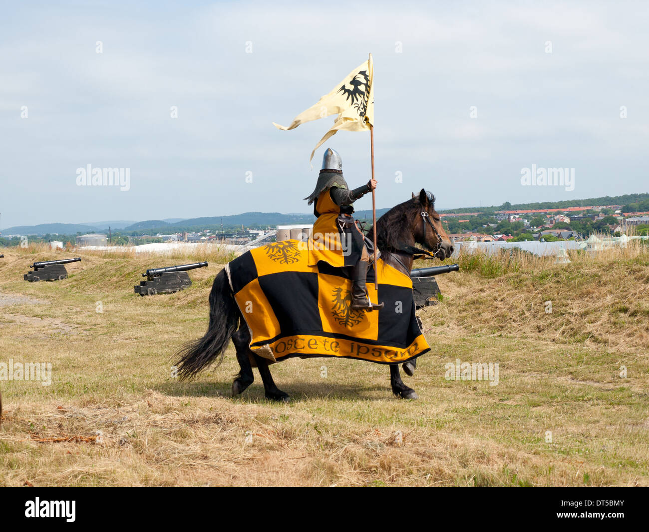 Un cavaliere si prepara al duello durante l annuale medievale giorni tenutosi presso l'Hallands Kulturhistoriska Museum di Varberg, Svezia. Foto Stock