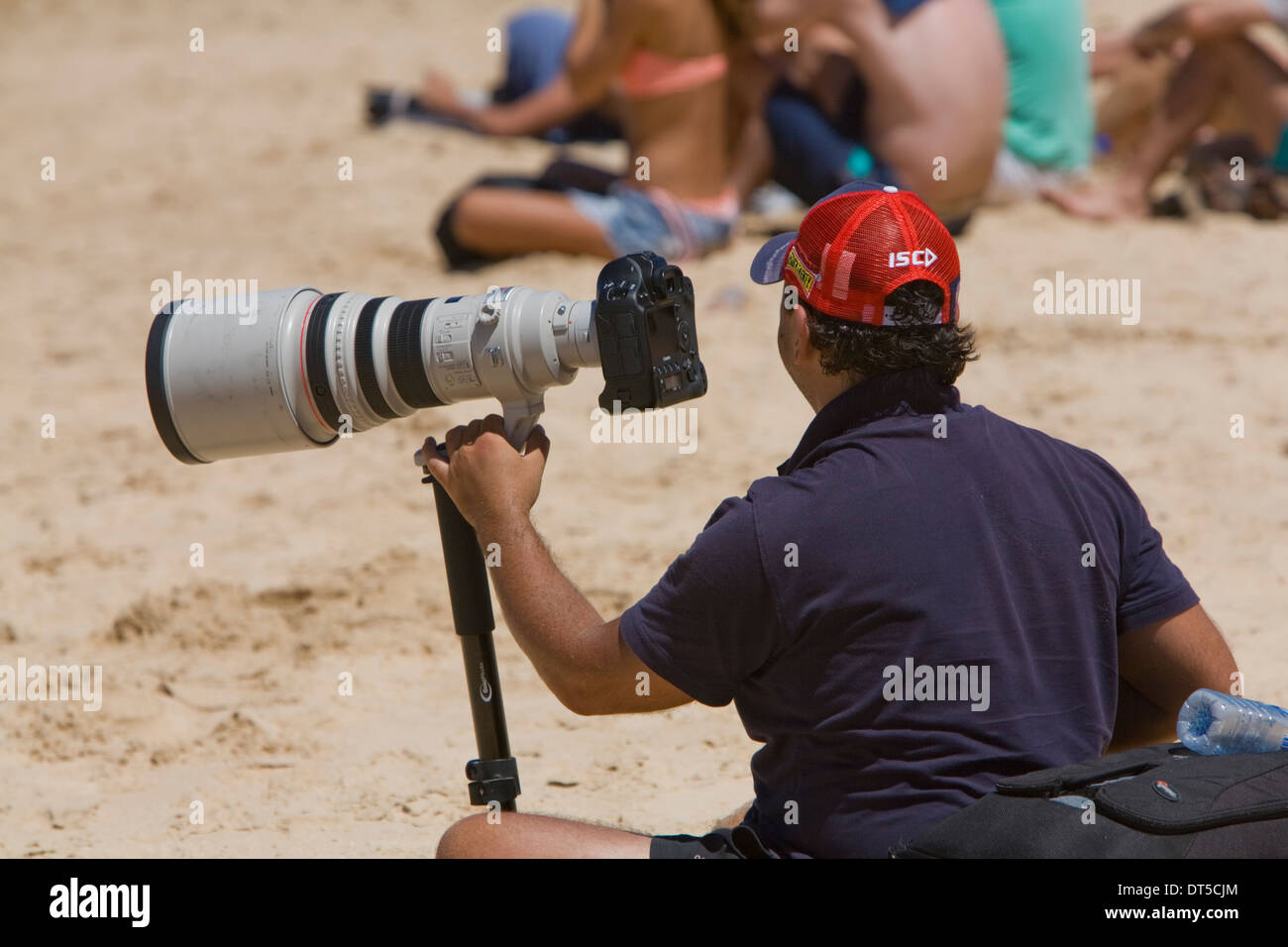 fotografo professionista sulla spiaggia di manly fotografando l'australiano aperto di Surf, Sydney, Australia Foto Stock
