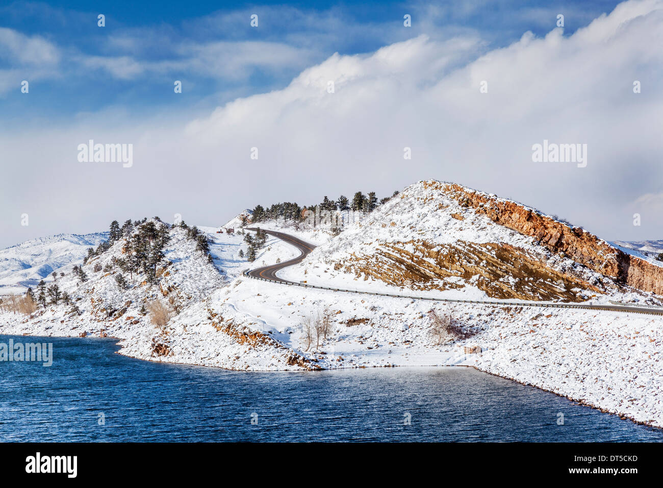 Lago di montagna, roccia, dam e ventoso road nel paesaggio invernale - Serbatoio Horsetooth vicino a Fort Collins, Colorado Foto Stock