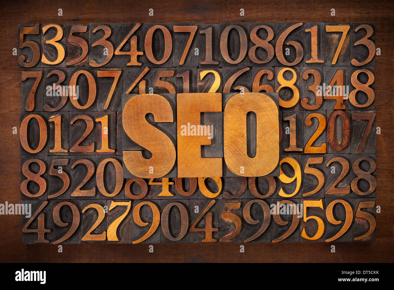 SEO (search engine optimization) acronimo - rilievografia wood tipo di testo Numero contro lo sfondo Foto Stock