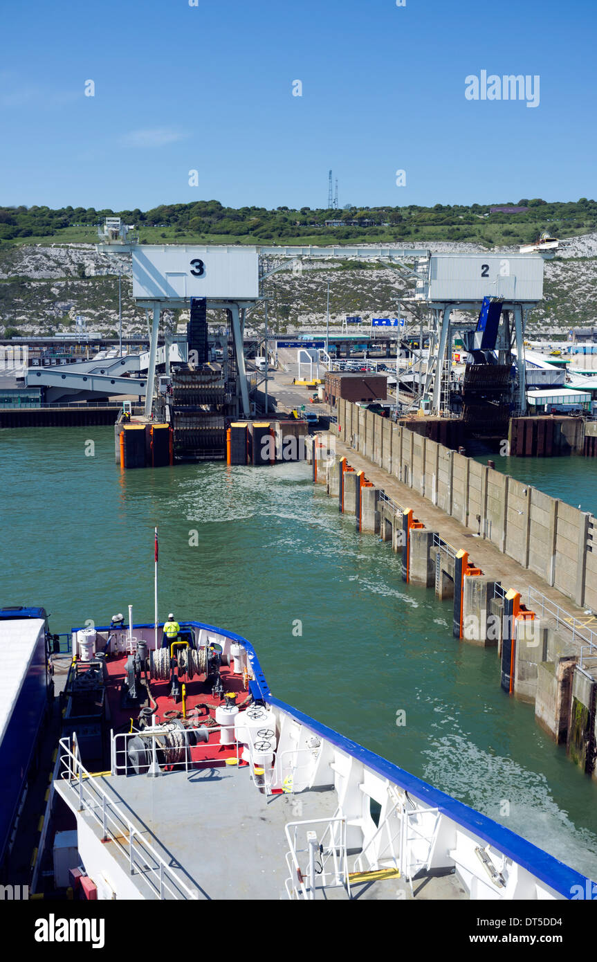 DFDS Seaways auto e trasporti avvicinamento ferry terminal di arrivo al porto di Dover. Foto Stock