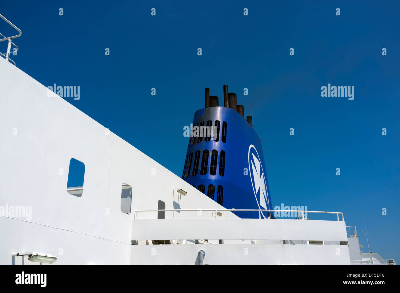 DFDS Seaways passeggero traghetto auto unico imbuto blu contro un cielo blu chiaro. Foto Stock