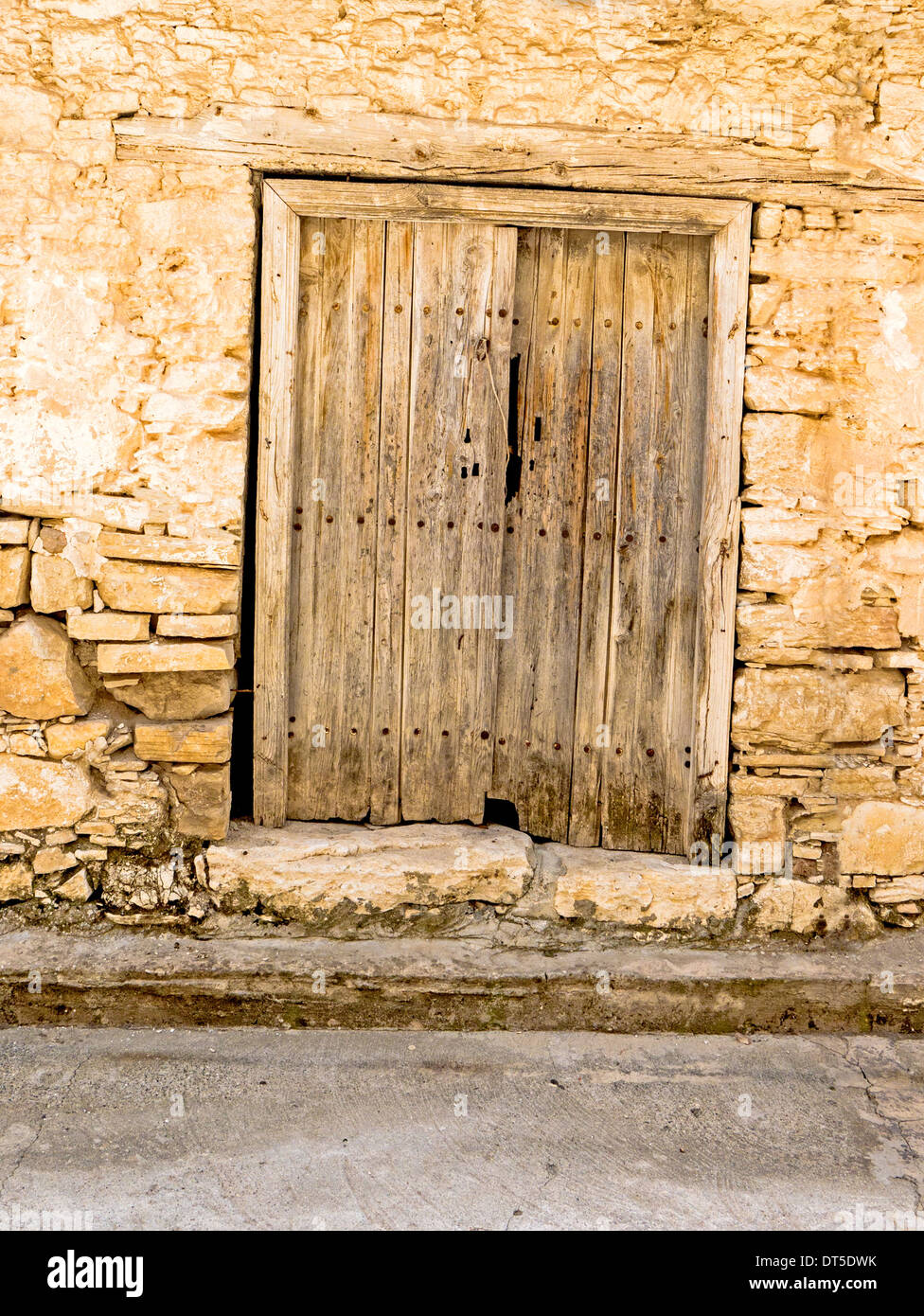 Una vecchia porta di legno in un tradizionale edificio in Omodos, Cipro Foto Stock