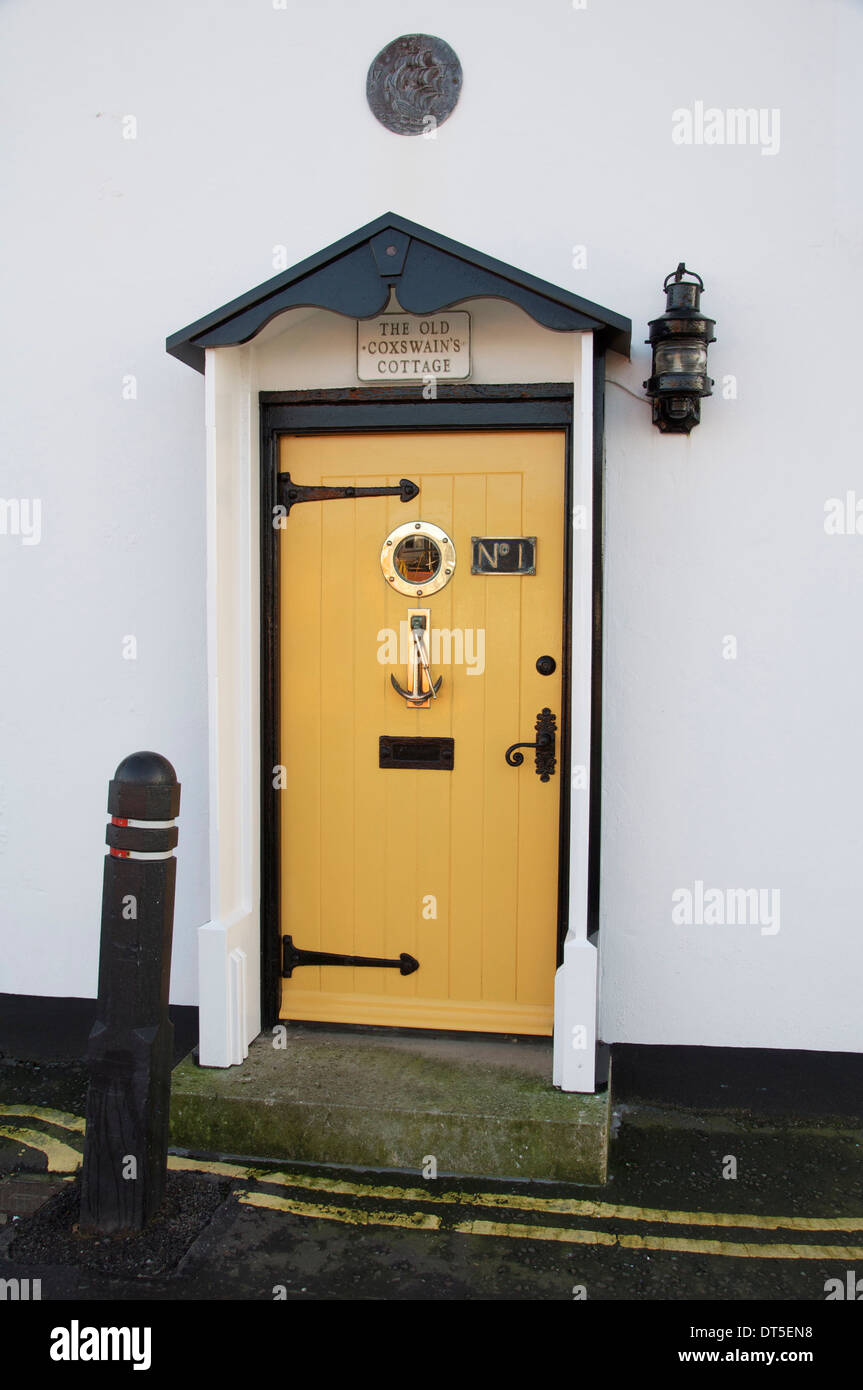 Costa Sud. Il altamente lucido e immacolato giallo porta anteriore del vecchio nocchiero's Cottage sulla banchina del porto di Weymouth nel Dorset. In Inghilterra. Foto Stock