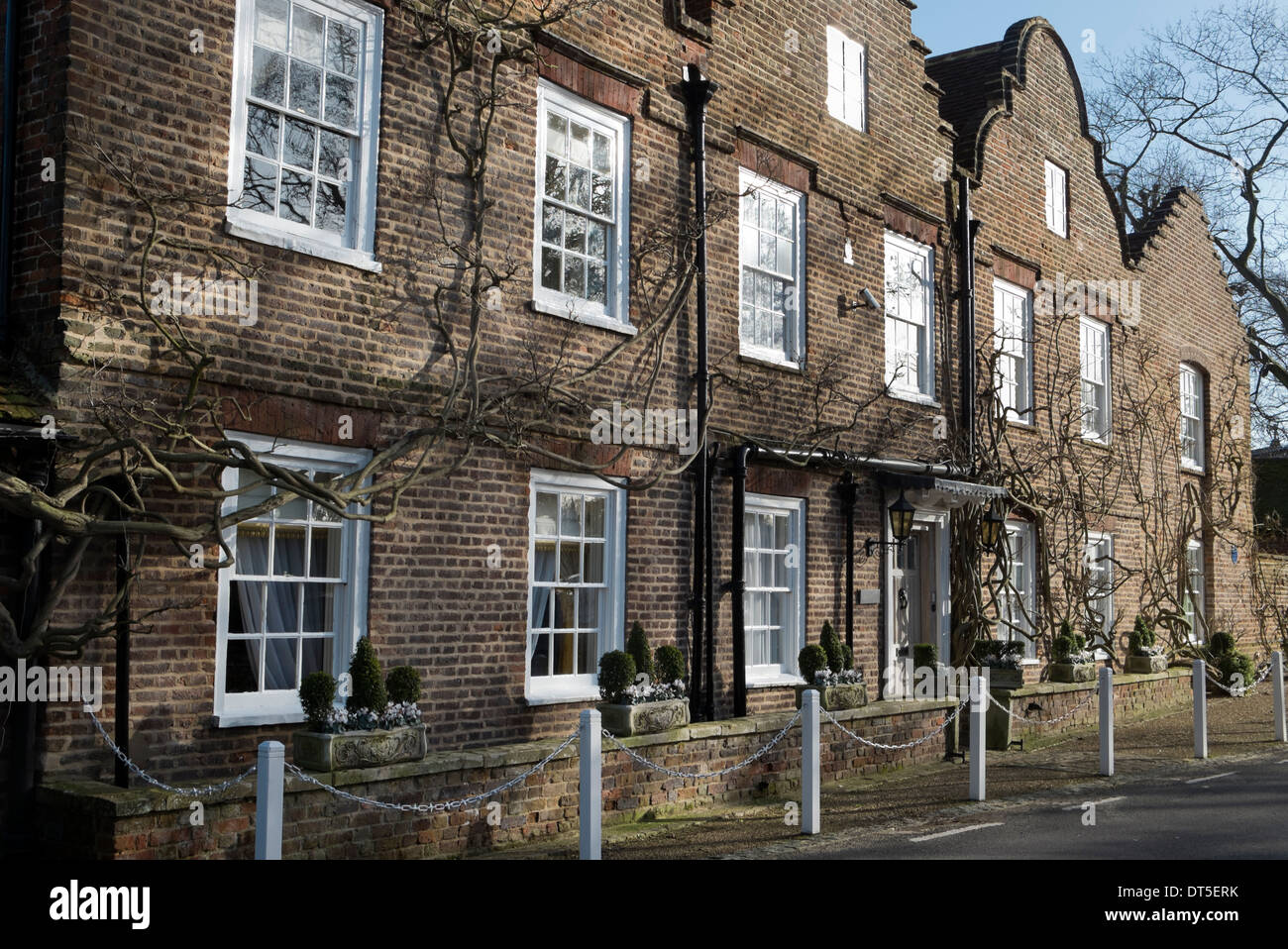 La casa del tardo attore Sir John Mills nel villaggio di Denham Bucks REGNO UNITO Foto Stock