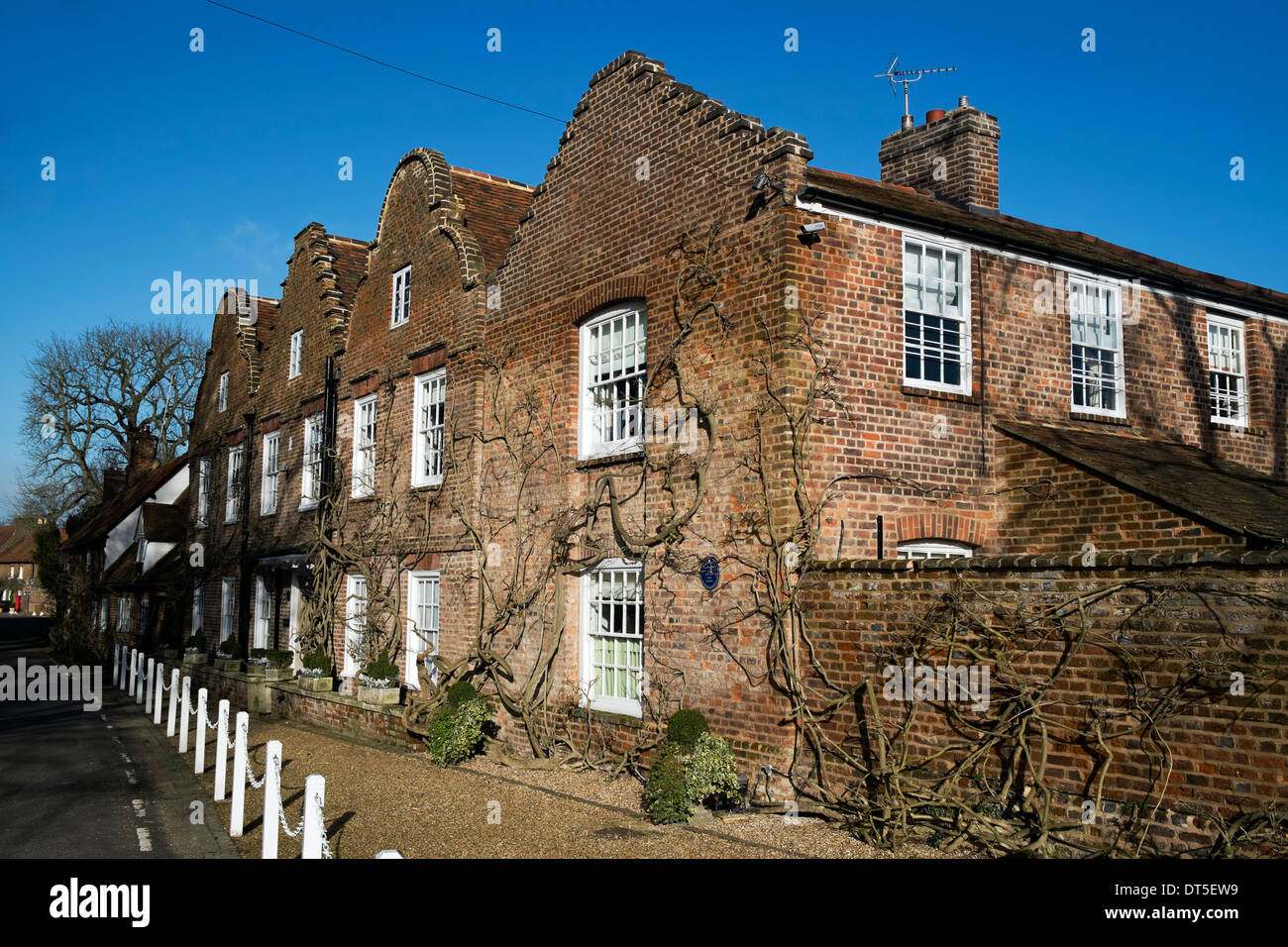 La casa del tardo attore Sir John Mills nel villaggio di Denham Bucks REGNO UNITO Foto Stock