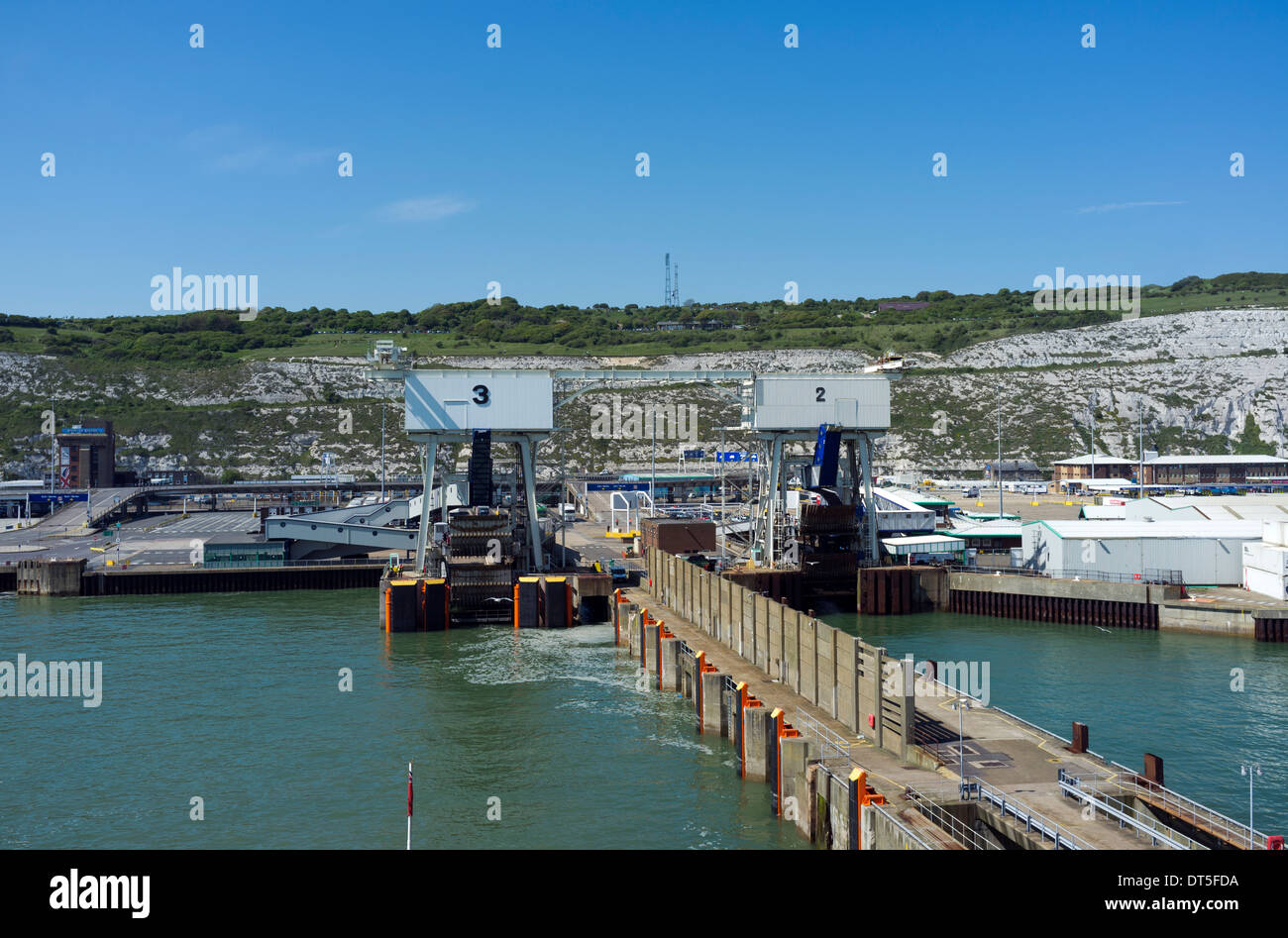 Avvicinando cross channel porta ferry terminal arrivi Dover Kent REGNO UNITO Foto Stock