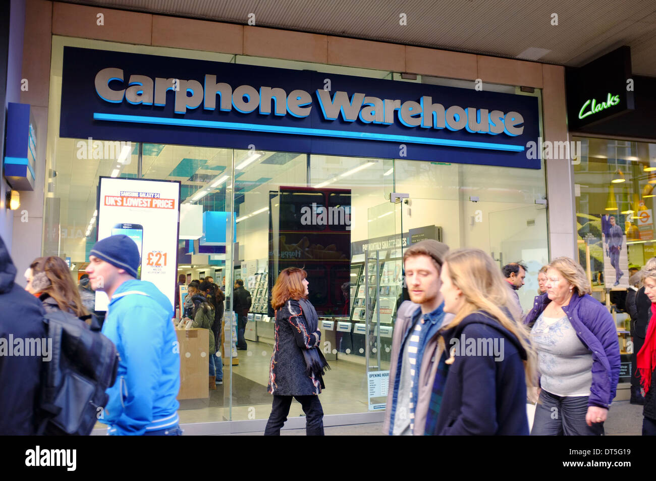 Carphone Warehouse con la folla di acquirenti, Oxford Street, Londra Foto Stock