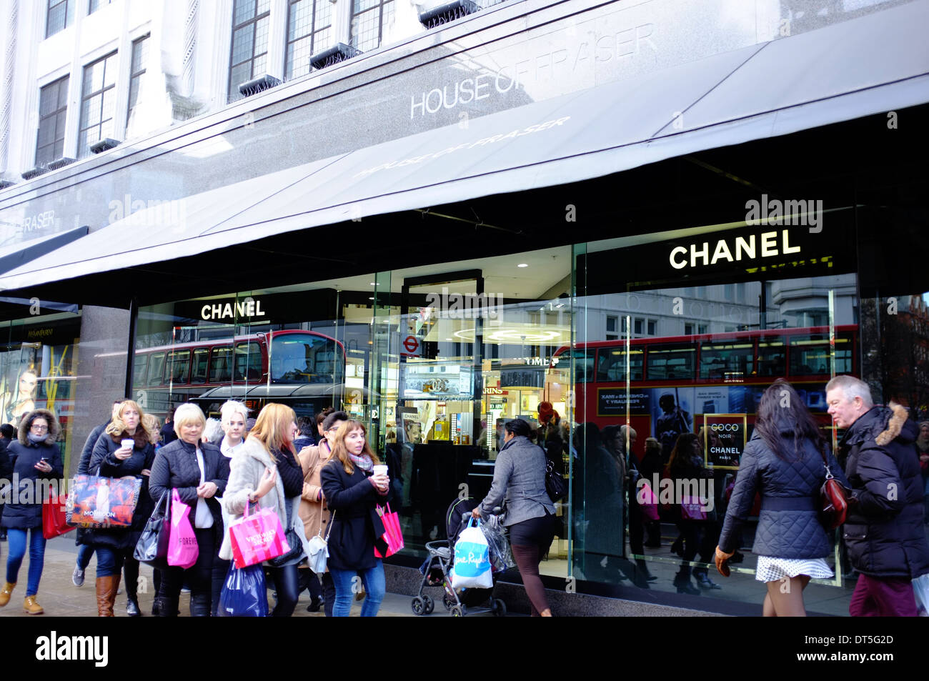 Display Chanel a casa di Frazer department store con la folla di acquirenti, Oxford Street, Londra Foto Stock