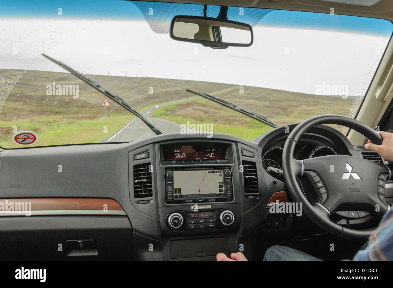 In-car shot. Alla guida di una Mitsubishi Shogun su un open country road. Foto Stock