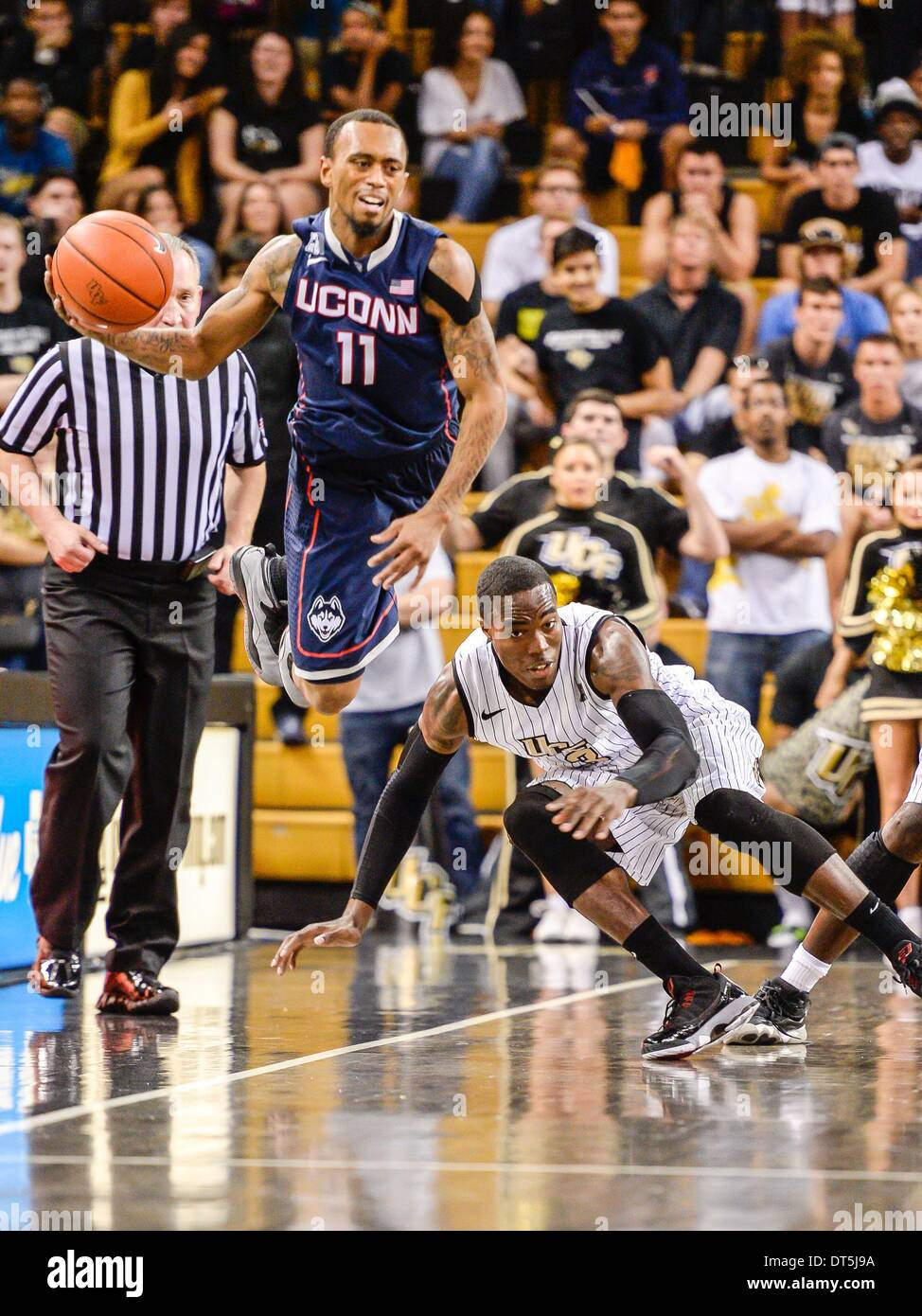 - Orlando, FL, U . Il 9 febbraio, 2014. S: UConn Huskies guard Ryan Boatright (11) immersioni per la prima di andare fuori limiti durante la seconda metà del NCAA Mens basketball azione di gioco tra Connecticut Huskies e i cavalieri UCF. Connecticut sconfitto UCF 75-55 a CFE Arena di Orlando, Fl. © csm/Alamy Live News Foto Stock