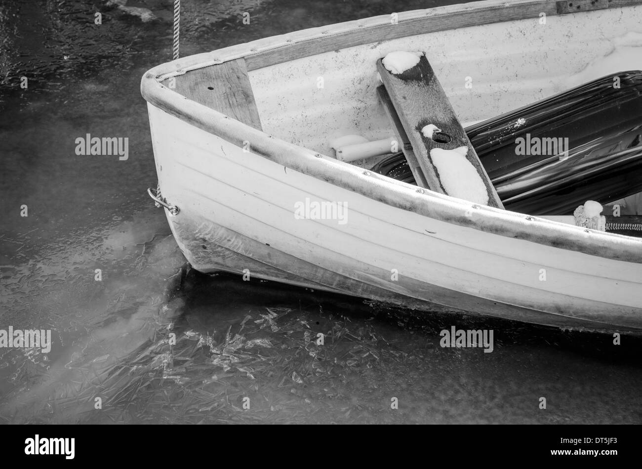 Barca a remi bloccato nel ghiaccio in Annapolis Harbour durante il vortice polare Foto Stock