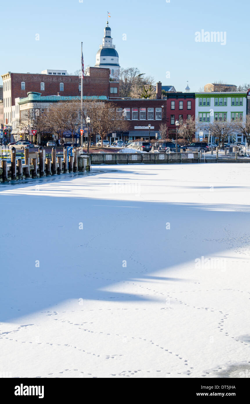 L'Annapolis casa di stato visto dietro il dock congelato davanti in inverno Foto Stock