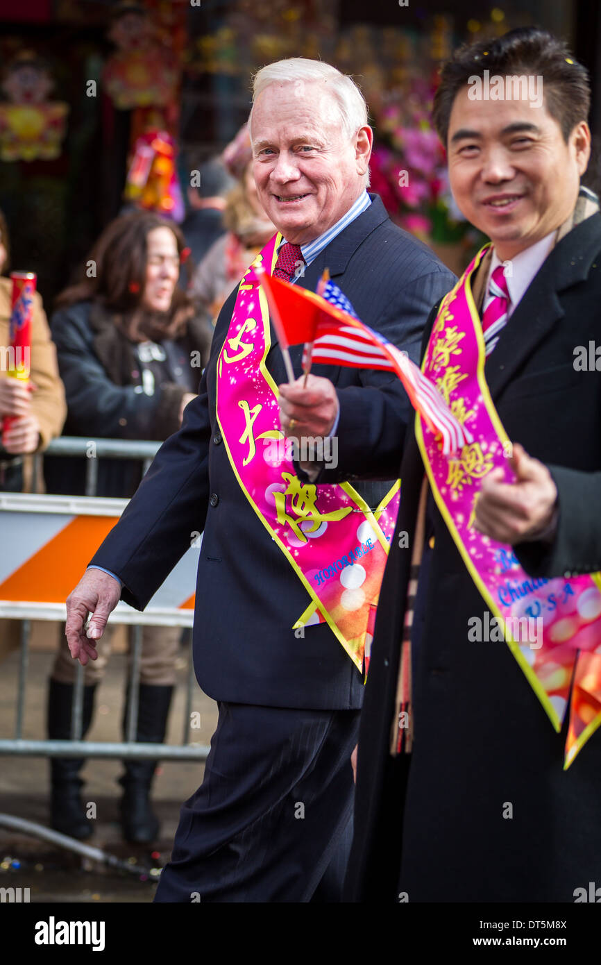 New York senator Martin J. Golden sfilate presso il nuovo anno lunare Festival in Chinatown accanto a un rappresentante della comunità. Foto Stock