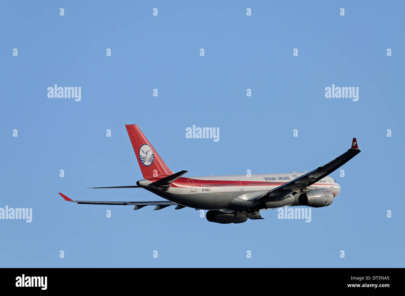 Sichuan Airlines Airbus A330-200 (A330-243) B-6517 si discosta dall'Aeroporto Internazionale di Vancouver, Canada Foto Stock