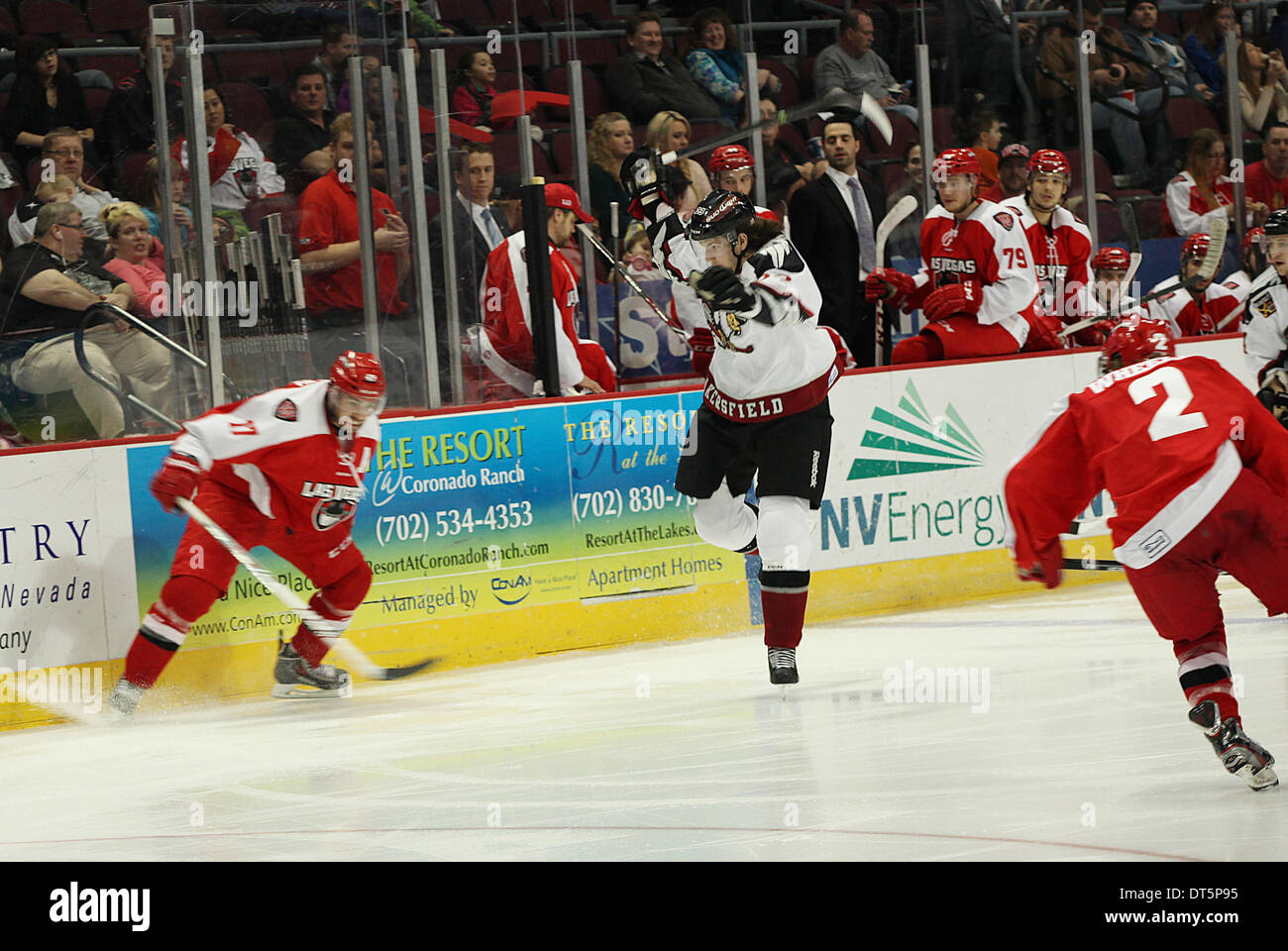 Las Vegas, Nevada, USA. Il 9 febbraio, 2014. Las Vegas Wranglers facce off contro Bakersfield Condors durante il loro ECHL Hockey gioco il 9 febbraio 2014 all'Orleans Arena di Las Vegas, Nevada © Marcel Thomas/ZUMAPRESS.com/Alamy Live News Foto Stock