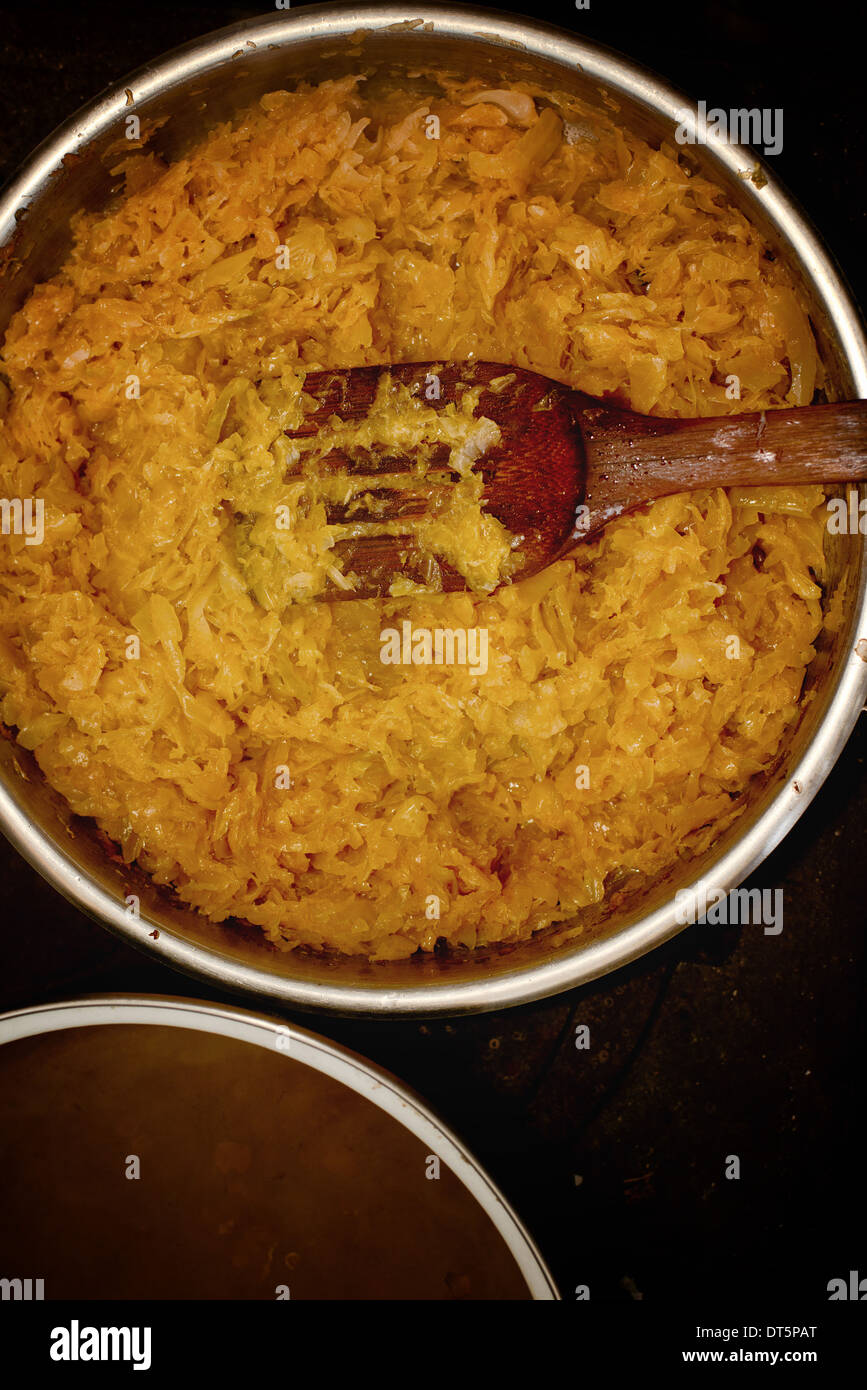 Cavolo fritto in metallo padella. Rendendo il cibo, friggere ortaggi. Foto Stock