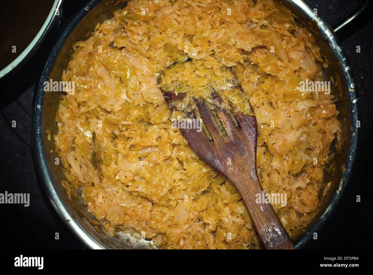 Cavolo fritto in metallo padella. Rendendo il cibo, friggere ortaggi. Foto Stock