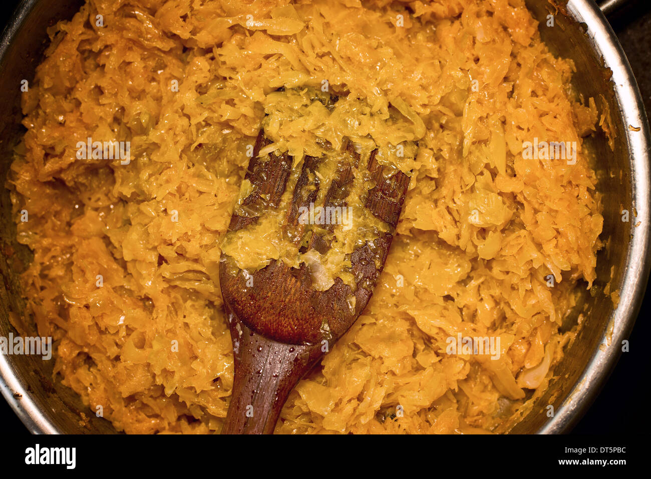 Cavolo fritto in metallo padella. Rendendo il cibo, friggere ortaggi. Foto Stock