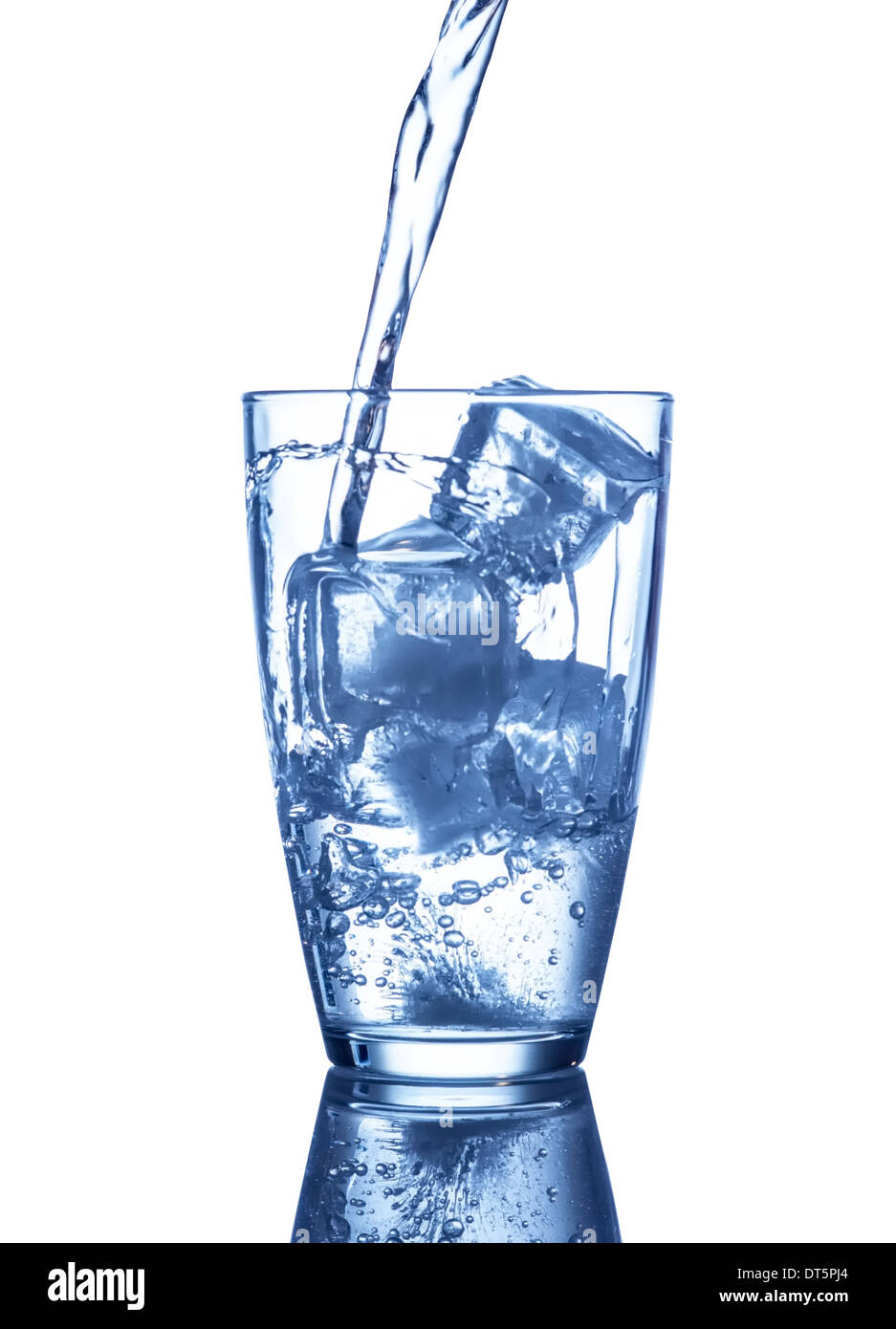 Bicchiere di acqua con una splash e cubetti di ghiaccio Foto Stock
