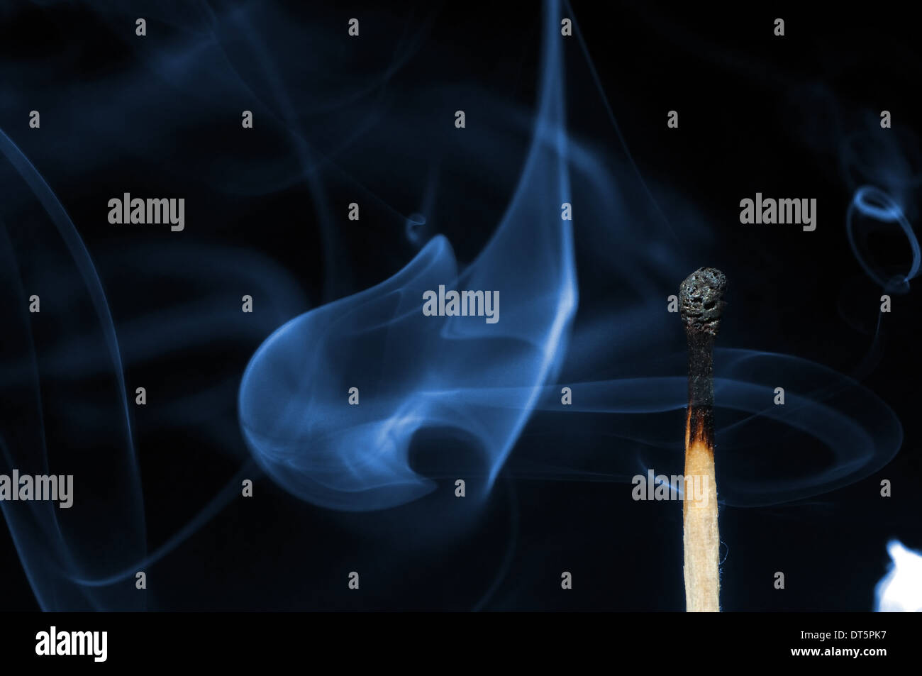 Bruciò match stick su nero Foto Stock