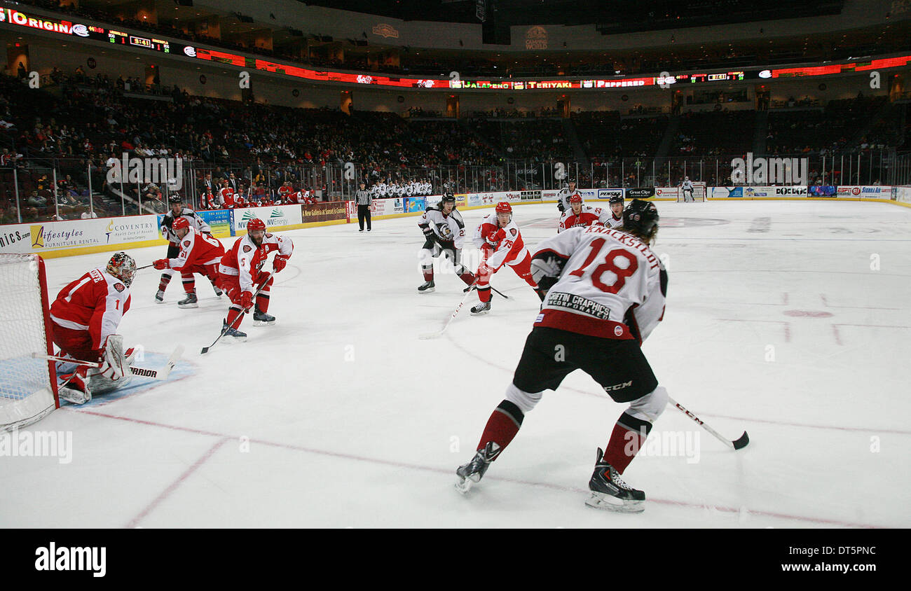 Las Vegas, Nevada, USA. Il 9 febbraio, 2014. Las Vegas Wranglers facce off contro Bakersfield Condors durante il loro ECHL Hockey gioco il 9 febbraio 2014 all'Orleans Arena di Las Vegas, Nevada © Marcel Thomas/ZUMAPRESS.com/Alamy Live News Foto Stock